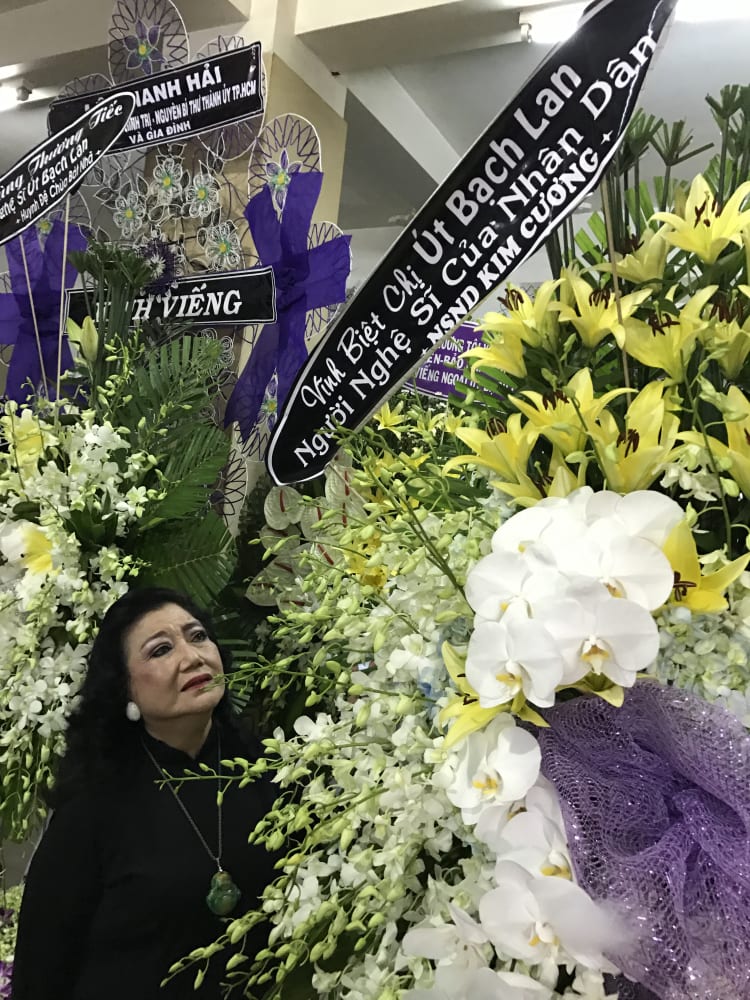 Tiễn đưa "sầu nữ" Út Bạch Lan về nơi an nghỉ cuối cùng 3 Tiễn đưa sầu nữ Út Bạch Lan về nơi an nghỉ cuối cùng - Ảnh 2